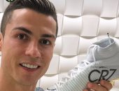 سلاح رونالدو أمام غرناطة.. حذاء أبيض وكرة ذهبية