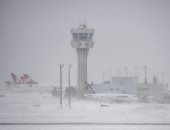 مطار جلاسكو الدولى باسكتلندا يعلق رحلاته الجوية بشكل مؤقت بسبب الثلوج