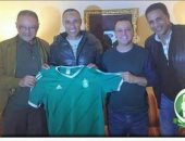 طلعت يوسف يوقع على عقود تدريب أهلى طرابلس