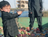 بالصور.. طفل داعشى لا يتجاوز عمره 3 سنوات يعدم سوريين رميا بالرصاص