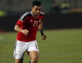 بالفيديو.. سقوط متكرر لـ"تريزيجيه" بسبب سوء أرضية ملعب مباراة أوغندا