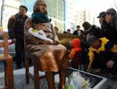 رئيس وزراء اليابان يدعو كوريا الجنوبية لإزالة تمثال "نساء المتعة" الجديد