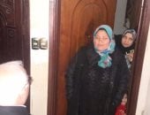 بالصور..محافظ بورسعيد يزور المواطنين بمنازلهم لإستطلاع آراءهم عن النظافة 