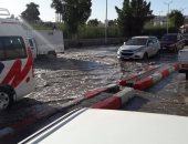 بالصور.. تكدس مرورى بسبب كسر ماسورة مياه عمومية فى أسوان