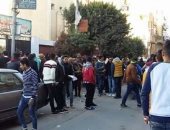 الأهالى يطالبون بسيارة شرطة أمام مدرسة طنطا الثانوية للبنات بسبب تحرش الشباب