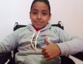 بالفيديو والصور.. مصرى بالخارج يهدى طفل سيناوى كرسى كهربائى متحرك
