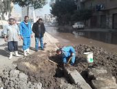 عودة حركة المرور لطبيعتها بشارع المحطة ببنها بعد إصلاح كسر بماسورة مياه