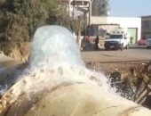بالفيديو.. قارئ يرصد كسرًا فى ماسورة مياه بكوبرى القناطر بالشرقية 