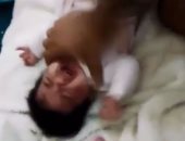 بالفيديو.. أب سعودى يعذب طفلته الرضيعة على تويتر انتقاما من زوجته السورية