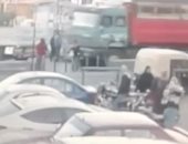 بالفيديو.. سيارة نقل تدهس مواطنا بالشرقية.. والأهالى يطالبون بمطب صناعى