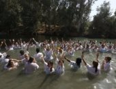 آلاف المسحيين يحجون إلى نهر الأردن