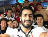 مباراة مصر وقطر.. الفراعنة يحتفلون بالفوز على العنابى بـ"سيلفى" مع على زين