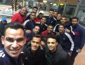 شاهد أحمد عيد يحتفل مع لاعبى المنتخب العسكرى بالفوز على الجزائر