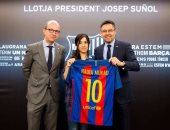 بالصور.. "برشلونة" يهدى قميصه رقم 10 للأزيدية "نادية مراد"
