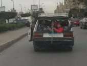 قارئ يرصد سيارة مكدسة بطلاب المدارس فى مدينة نصر