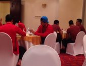 بالصور.. المنتخب العسكرى يتناول الغداء قبل خوض المران 