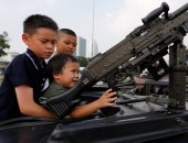 بالصور.. أطفال تايلاند يحتفلون فى ذكرى يومهم بالأسلحة والمصفحات