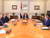 بالصور..السيسي يجتمع بقيادات الدولة ويشيد بجهود القوات المسلحة والشرطة فى حماية أمن مصر..الرئيس يوجه الحكومة بالإسراع فى إصدار اللائحة التنفيذية لـ"سلامة الغذاء"..والاكتفاء بتحريك أسعار 20% فقط من الأدوية