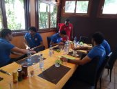 بالصور.. لاعبو المنتخب أثناء تناول الغداء بفندق الجابون