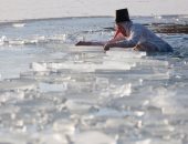 بالصور.. الألمان يشاركون فى كرنفال السباحة ببحيرة جليدية