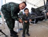 أطفال تايلاند يحتفلون فى ذكرى يومهم بالأسلحة والمصفحات