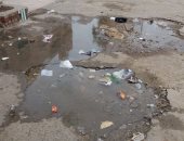 بالصور.. كسر بماسورة مياه بسوق المجاورة 30 بمدينة 15 مايو منذ 20 يوما