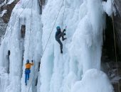 بالصور.. عشرات الروس يتسلقون الجبال الجليدية فى مدينة كراسنويارسك