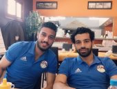 محمد صلاح ينشر صورة مع الشناوى بمعسكر المنتخب فى الجابون