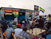 بالصور.. كيف شاهدت جماهير الجابون افتتاح الكان بعيدا عن المدرجات؟