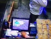بالفيديو.. بلطجية يهجمون على محل حلوانى بسبب شنطة مشتريات ببور سعيد