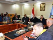 بالصور..محافظ مطروح يجتمع بمسئوليه لتسهيل الإجراءات الإستثمارية للمستثمرين