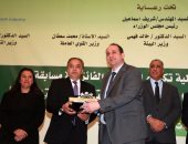 بالصور.. اتحاد الصناعات يمنح "حديد المصريين" جائزة المحافظة على البيئة