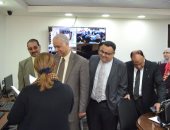 بالصور..رئيس جامعة الإسكندرية يتفقد لجان الامتحانات بكلية الآداب