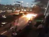قارئ يشارك بفيديو لتفحم سيارة إثر اشتعال النيران بها فى شارع رمسيس