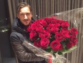 مارادونا يهدى توتى باقة ورد بمناسبة إتمامه 25 عاما فى الكالتشيو