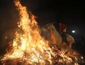 بالصور.. "الخيل فى النار" مهرجان إسبانى منذ 500 عام لتجنيب حيواناتهم الأمراض