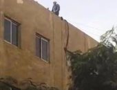 ممرض يهدد بالانتحار من أعلى مبنى مديرية الصحة بالأقصر بعد فصله من العمل