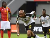 أيو يسجل الهدف الأول لغانا فى أوغندا من ركلة جزاء بالدقيقة 32 