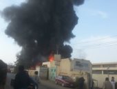 قارئ يشارك "اليوم السابع" بصور لحريق مصنع بلاستيك فى قليوب