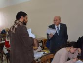 رئيس جامعة الزقازيق يتفقد الامتحانات بكلية الطب البشرى