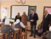 محافظ أسيوط يتفقد لجان الإعدادية للاطمئنان على سير الامتحانات