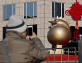 بالصور.. الفوانيس ودمى "الديك" تزين الشوارع للاحتفال برأس السنة الصينية