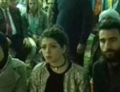 باسم مرسى وزوجته يتابعان مباراة الفراعنة أمام مالى فى حى الأسمرات 