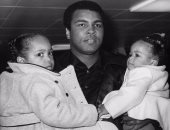 ترامب يثير الجدل بـ"عفو كلاى".. محامى عائلة أسطورة الملاكمة: المحكمة العليا منحته عفوا عاما 1971 بعد أزمة الهروب من حرب فيتنام.. وتقارير إعلامية: محمد على كان واحداً من 3 آلاف شخص يدرس ترامب العفو عنهم