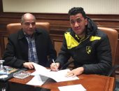 رسميا.. رجب نبيل يوقع عقود انتقاله للمقاصة
