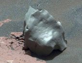 ديلى ميل: جسم غريب يشبه النيزك يظهر على سطح كوكب المريخ