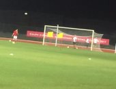 بالصور .. كوبر يحرس مرمى المنتخب فى التدريبات استعدادا لأوغندا