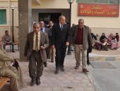 بالصور..محافظ الوادى الجديد يتابع أعمال قافلة جامعة حلوان الطبية بالخارجة