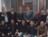 خالد العنانى يلتقط صورة تذكارية مع العاملين بـ"الفن الإسلامى"