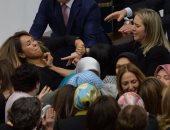 بالفيديو والصور.. اشتباكات بالأيدى بين نائبات البرلمان التركى